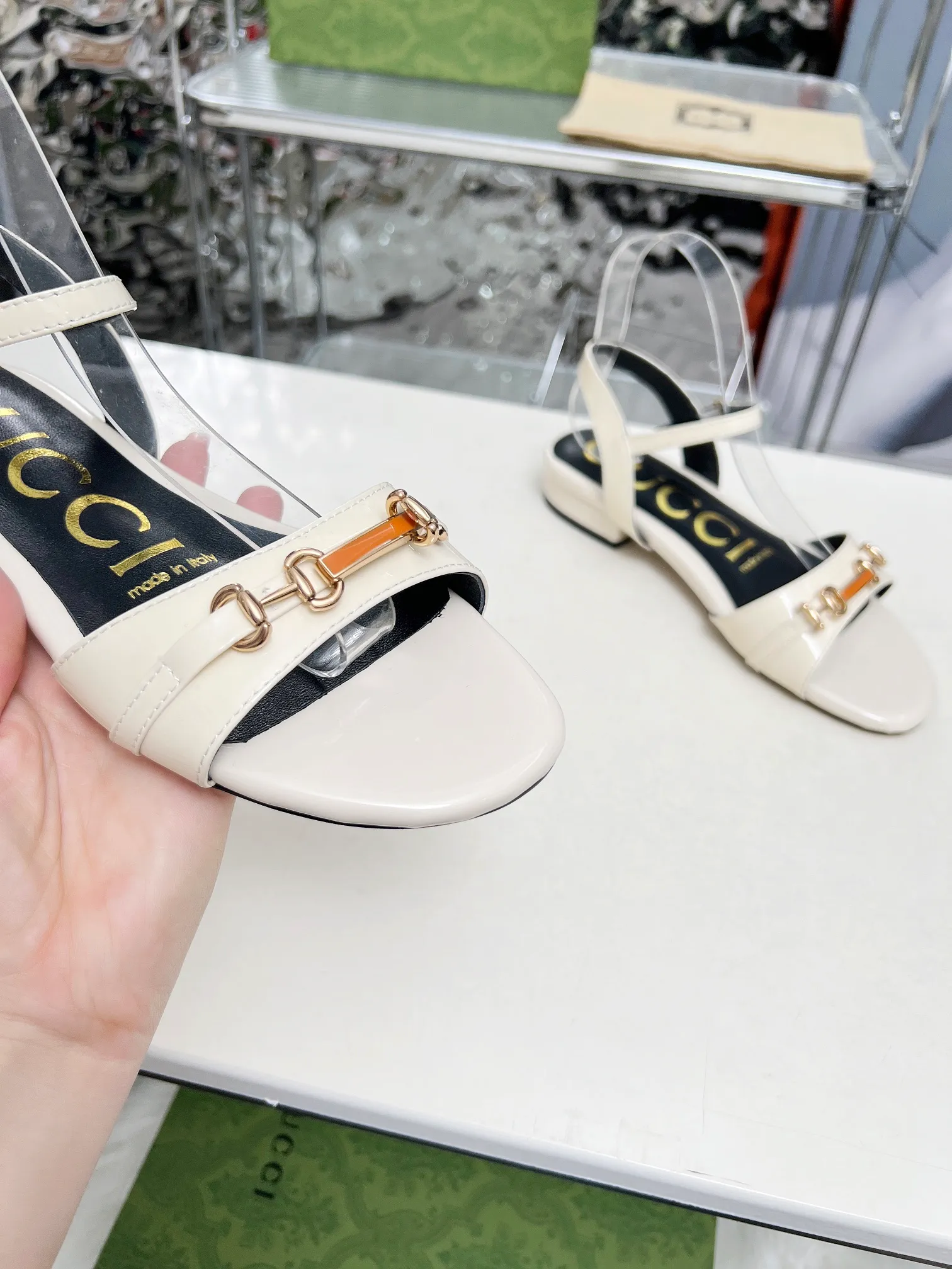 👟👟Ex-factory price 380👟👟 🔥🔥🔥Gucci 2005 new horsebit sandals! High heels are versatile and slimming, and use the original 1:1 hardware! The fabric is made of first-layer cow patent leather! The standard size of the stepping sheep inside is 35/40 (41 can be customized and will not be returned) Color: black, white, meat optional Heel height 3 cm